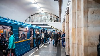 #4 Zoloti Vorota di Kyiv, Ukraina, berada sekitar 96,5 meter di bawah tanah. Selain dalam, stasiun ini juga terkenal dengan interior mosaik bergaya Kievan Rus. Foto: via World Atlas