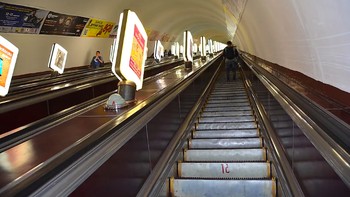 #3 Arsenalna di Kyiv, Ukraina, memiliki kedalaman sekitar 105,5 meter. Selama bertahun-tahun, stasiun ini dikenal sebagai stasiun metro terdalam di dunia sebelum akhirnya tergeser. Foto: via World Atlas