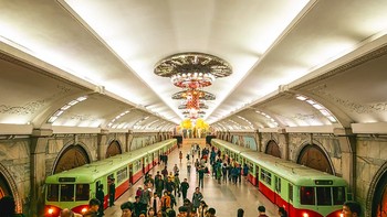#2 Sistem Metro Pyongyang di Korea Utara berada lebih dari 110 meter di bawah tanah. Kedalaman tersebut dirancang agar stasiun juga dapat difungsikan sebagai tempat perlindungan jika terjadi serangan. Foto: via World Atlas