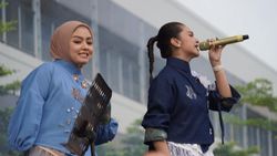 Tiwi dan Tika Pernah Cuek Satu Pesawat, tapi di Panggung Akrab