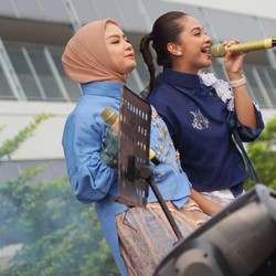 Tiwi dan Tika Pernah Cuek Satu Pesawat, tapi di Panggung Akrab