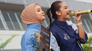 T2 di balik ke kompakannya hingga sekarang pernah mengalami ribut. Anggotanya, Tika dan Tiwi sampai memilih untuk menjalani karier masing-masing. Foto: Instagram @tentangtiwi @tika_ramlan