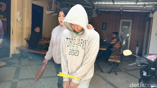 Tampang Haikal alias HK, tersangka kasus pembunuhan mahasiswi Unram saat digelandang polisi di Mapolresta Mataram, Jumat (31/7/2026). (Foto: Abdurrasyid Efendi/detikBali)