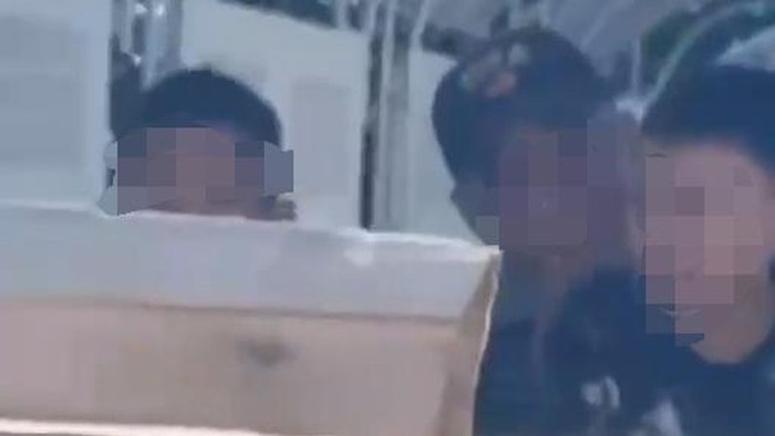 Tangkap layar video saat aksi pelecehan oleh kakek kepada dua bocah laki-laki di Lubuklinggau