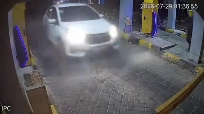 Tangkapan layar video viral mobil kabur usai kepergok mesum di mal Bandung