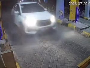 4 Fakta Pemobil Terobos Palang Parkir Mal Bandung Usai Kepergok Mesum