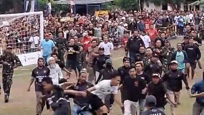 Kericuhan terjadi saat laga tarkam Danlanud Cup 2026 yang mempertemukan Andalas FC asal Banjarnegara melawan Gama Adipasir di Lapangan Garuda Manunggal Lanud Wirasaba, Kecamatan Bukateja, Kabupaten Purbalingga, Kamis (30/7/2026) sore.