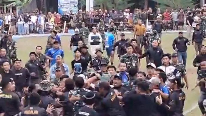 Kericuhan terjadi saat laga tarkam Danlanud Cup 2026 yang mempertemukan Andalas FC asal Banjarnegara melawan Gama Adipasir di Lapangan Garuda Manunggal Lanud Wirasaba, Kecamatan Bukateja, Kabupaten Purbalingga, Kamis (30/7/2026) sore.