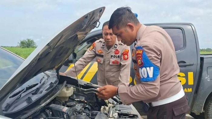 Polisi saat cek mobil yang ditumpangi korban.