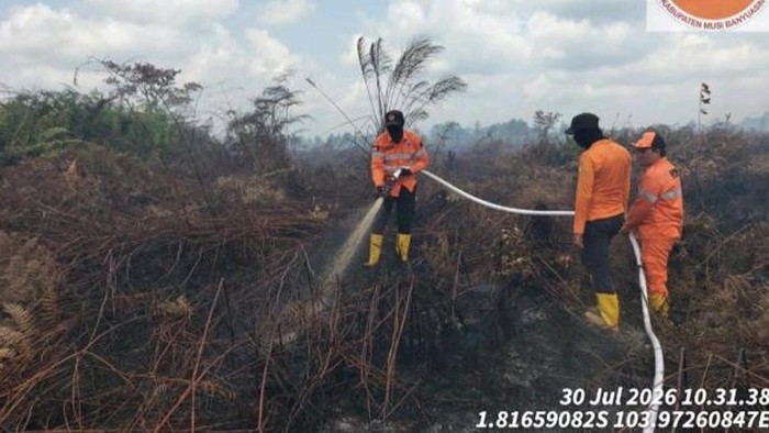 Tim darat melakukan pemadaman di area lahan yang terbakar