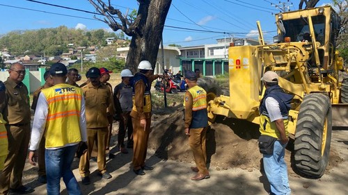 Tim Reaksi Cepat Infrastruktur Pemprov NTB mulai memperbaiki jalan rusak depan RSUD Sering Sumbawa. (Dok. Dinas PUPRPKP NTB)