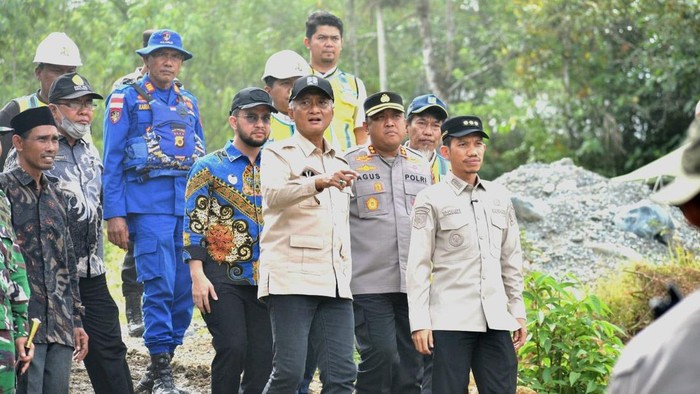 Menteri PU Dody Hanggodo dan Bupati Aceh Barat Tarmizi meninjau lokasi jembatan di Desa Sikundo yang putus akibat bencana.