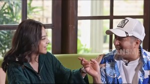 Tapi dulu gue ingat ya perjalanan ke luar kota satu pesawat sama mereka ke luar kota. Terus mereka gak saling sapa, di pesawat gak saling tanya, tapi pas di panggung sok arab, kata Irfan Hakim tertawa disambut Tiwi yang terbahak. Foto: dok. Capture FYP Trans7