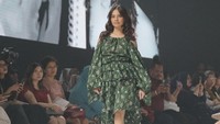 Gaya Mempesona Tiwi T2 Saat Runaway di Festival Mode