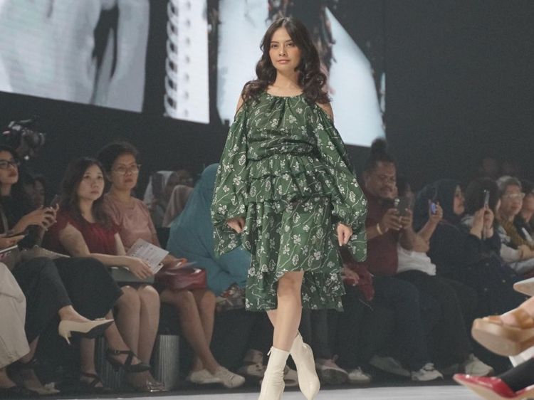 Gaya Mempesona Tiwi T2 Saat Runaway di Festival Mode