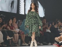 Gaya Mempesona Tiwi T2 Saat Runaway di Festival Mode