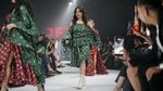 Gaya Mempesona Tiwi T2 Saat Runaway di Festival Mode