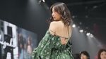 Gaya Mempesona Tiwi T2 Saat Runaway di Festival Mode