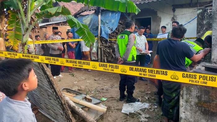 TKP perempuan tanpa identitas ditemukan tewas dalam sumur warga di Bululawang, Malang.