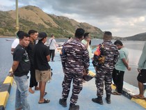TNI AL Gagalkan Kapal Rombongan Turis Asing Masuk TN Komodo Tanpa Izin