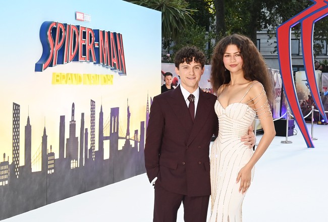 Selain penampilan mereka, momen di karpet merah juga diwarnai ungkapan manis dari Zendaya tentang sang tunangan. Aktris berusia 29 tahun itu menyebut Tom bukan hanya pasangan hidupnya, tetapi juga sahabat terbaiknya. Tentu saja Tom adalah sahabat terbaikku. Rasanya istimewa bisa tumbuh bersama sambil mengerjakan film-film ini. Aku senang melihat perjalanan kariernya karena menurutku dia memang yang terbaik, ujar Zendaya kepada MTV. Foto: PA Images via Getty Images/Ian West - PA Images