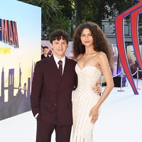 Selain penampilan mereka, momen di karpet merah juga diwarnai ungkapan manis dari Zendaya tentang sang tunangan. Aktris berusia 29 tahun itu menyebut Tom bukan hanya pasangan hidupnya, tetapi juga sahabat terbaiknya. Tentu saja Tom adalah sahabat terbaikku. Rasanya istimewa bisa tumbuh bersama sambil mengerjakan film-film ini. Aku senang melihat perjalanan kariernya karena menurutku dia memang yang terbaik, ujar Zendaya kepada MTV. Foto: PA Images via Getty Images/Ian West - PA Images