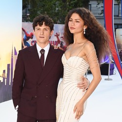 Tom Holland Pamer Cincin Kawin Emas Usai Nikahi Zendaya