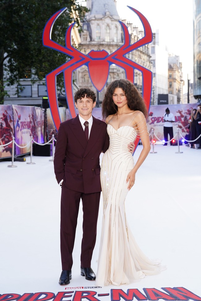 Zendaya dan Tom Holland mencuri perhatian saat menghadiri premier Spider-Man: Brand New Day di London. Tak hanya tampil mesra, pasangan yang telah bertunangan itu juga sukses menjadi sorotan berkat couple look mereka yang elegan.  Foto: PA Images via Getty Images/Ian West - PA Images