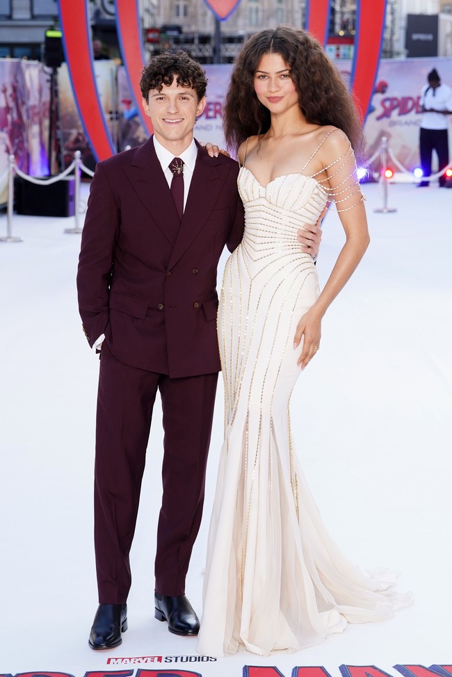 Namun, perhatian terbesar justru tertuju pada gaun Zendaya yang menyimpan detail unik bertema Spider-Man. Zendaya tampil anggun mengenakan gaun couture warna gading rancangan Tamara Ralph yang dipilih bersama stylist langganannya, Law Roach.  Foto: PA Images via Getty Images/Ian West - PA Images