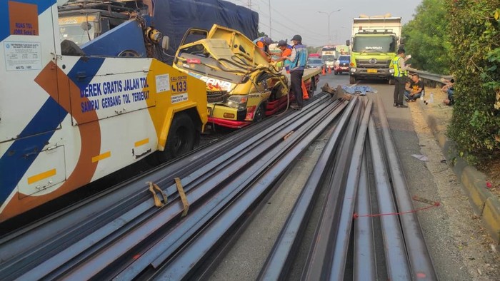 Truk uatan besi kecelakaan di Tol JORR (dok. TMC Polda Metro Jaya)