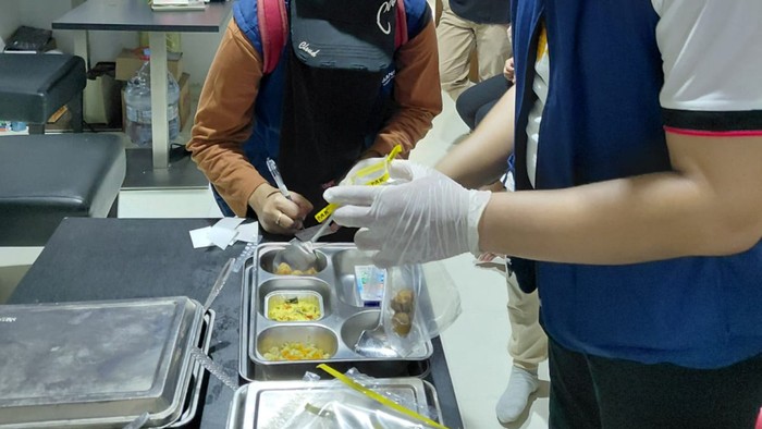 Dinkes Kota Semarang saat mengambil sampel MBG yang diduga menjadi penyebab keracunan ratusan siswa SMKN 6 Semarang.