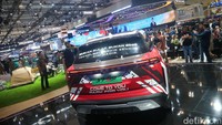 Dengan teknologi Smart Parking, kendaraan dapat melakukan manuver parkir secara otomatis. Sementara Smart Summon memungkinkan mobil bergerak kembali menuju lokasi pemilik melalui perintah yang diberikan.