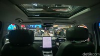 Selain mengandalkan teknologi pintar, JAECOO J7 SHS-P juga dibekali sistem penggerak ramah lingkungan. SUV ini menggunakan mesin 1.5L Turbo yang dipadukan dengan motor listrik serta baterai berkapasitas 18,3 kWh.