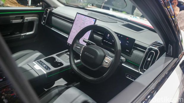 Wujud JAECOO J7 yang Bisa Parkir Tanpa Sopir JAECOO J7 SHS-P meluncur pada GIIAS 2026. Mobil ini punya teknologi parkir sendiri tanpa sopir.