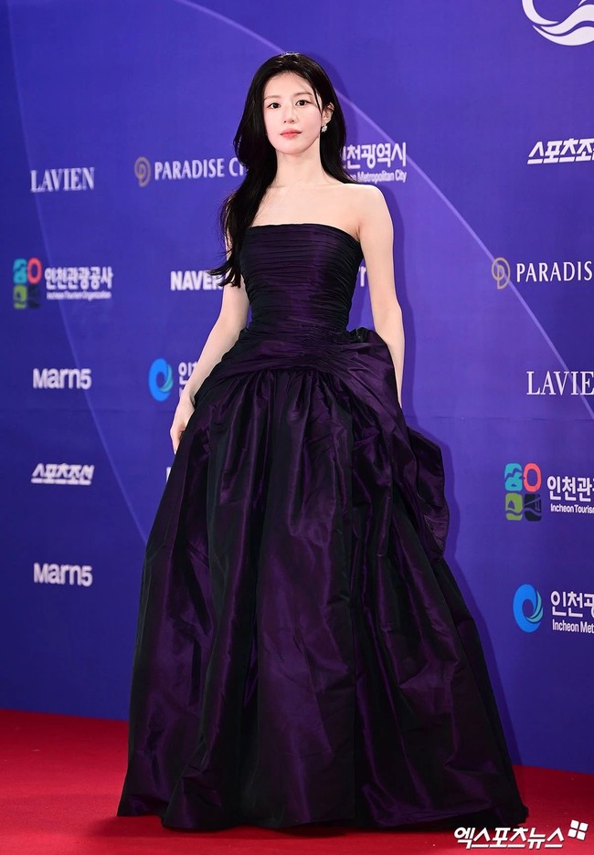Tahun ini, Go Youn Jung meraih dua penghargaan dari Blue Dragon Awards 2026 termasuk Popular Star Award dan Global Icon With LAVIEN Cosmetics Award. Sang aktris mengenakan gaun tanpa tali berwarna ungu dengan sentuhan rok bervolume. Rambut panjangnya terurai dan disapu ke kanan. Foto: Instagram