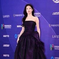 Tahun ini, Go Youn Jung meraih dua penghargaan dari Blue Dragon Awards 2026 termasuk Popular Star Award dan Global Icon With LAVIEN Cosmetics Award. Sang aktris mengenakan gaun tanpa tali berwarna ungu dengan sentuhan rok bervolume. Rambut panjangnya terurai dan disapu ke kanan. Foto: Instagram