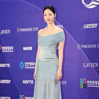 Daesang alias penghargaan tertinggi diberikan kepada Kim Go Eun, yang kian memukau publik dengan kemampuan aktingnya. Tampil mengenakan gaun biru muda dengan aksen lipatan di bagian dada dan pinggulnya. Kim Go Eun sukses memancarkan effortless beauty. Foto: Instagram