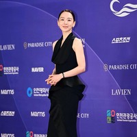 Shin Hae Sun sukses membawa pulang piala Aktris Terbaik berkat penampilannya di drama Korea Netflix, The Art of Sarah. Ia maju ke atas podium berbalut halter dress berwarna hitam, yang mengekspos otot punggungnya. Foto: Instagram