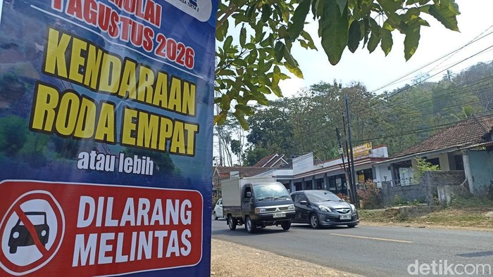 Pengendara dialihkan saat akan melintas di jalan sekitar Bendungan Lahor