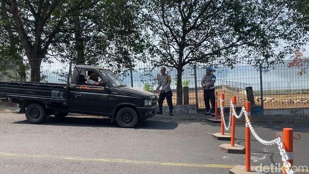 Pengendara dialihkan saat akan melintas di jalan sekitar Bendungan Lahor