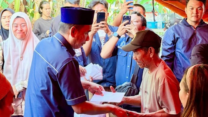 Anggota Komisi III DPR RI Rudianto Lallo menyalurkan batuan kepada korban kebakaran di Tallo, Makassar.