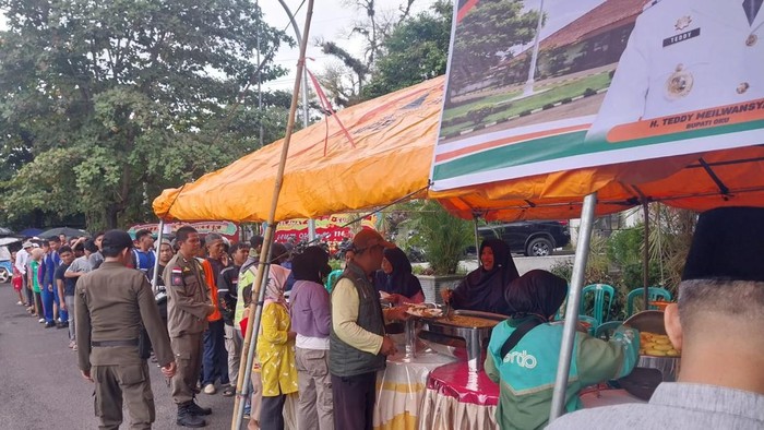 Antusias masyarakat OKU menikmati program makan gratis bupati
