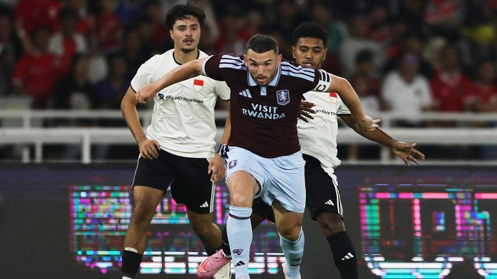 Soccer Football - Friendly - Indonesia XI vs Aston Villa - Gelora Bung Karno Main Stadium, Jakarta, Indonesia - August 1, 2026 Aston Villas John McGinn in action REUTERS/Willy Kurniawan
