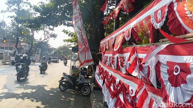 Bendera merah putih dan hiasan kemerdekaan bersolek di pinggir Jalan Jenderal Sudirman, Indramayu. Bendera merah putih dan hiasan kemerdekaan bersolek di pinggir Jalan Jenderal Sudirman, Indramayu.