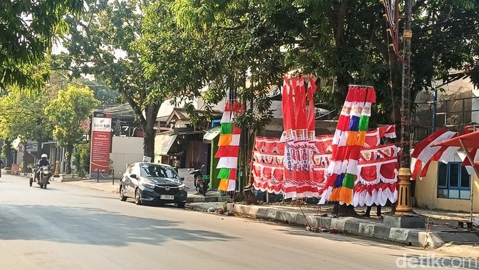 Bendera merah putih dan hiasan kemerdekaan bersolek di pinggir Jalan Jenderal Sudirman, Indramayu.