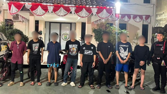 Brimob Polda Metro Jaya bersama Perintis Polres Metro Jakarta Timur (Jaktim) mengamankan 12 motor saat patroli membubarkan balap liar di Jaktim. (dok Istimewa)