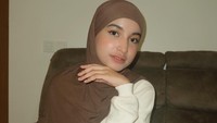 Cut Intan Nabila menumpahkan perasaannya soal keinginannya menikah lagi karena merasa kesepian. Kadang sepi aja sih rasanya pas anak-anak sekolah, walaupun aku punya kesibukan dengan hobi dan pekerjaan dan teman-teman, tapi at the same time aku pengen punya pasangan yang bener-bener bisa jadi qowwam, ngejalanin dan ngebangun kehidupan ini bersama, tulisnya dilihat di Instagram Stories, Sabtu (1/8/2026). (Foto: dok Instagram cut.intannabila)