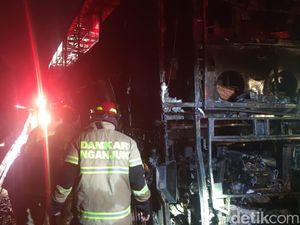 Detik-detik Bus Terbakar di Tol Nganjuk