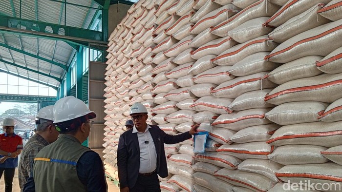 Dirut Perum Bulog, Ahmad Rizal Ramdhani saat melakukan kunjung ke gudang di Kabupaten Sumedang.