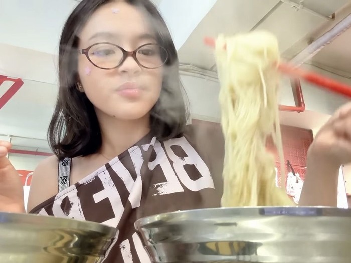 Elsa Japasal kulineran di Blok M